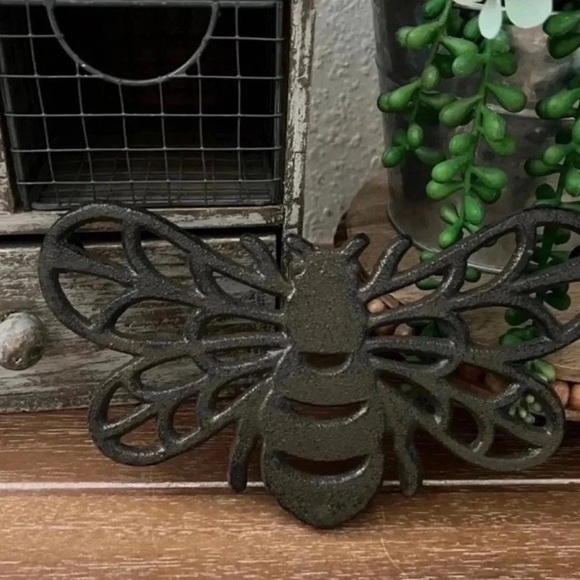 New Rustic Farmhouse Metal Bee Trivet - Picture 3 of 3